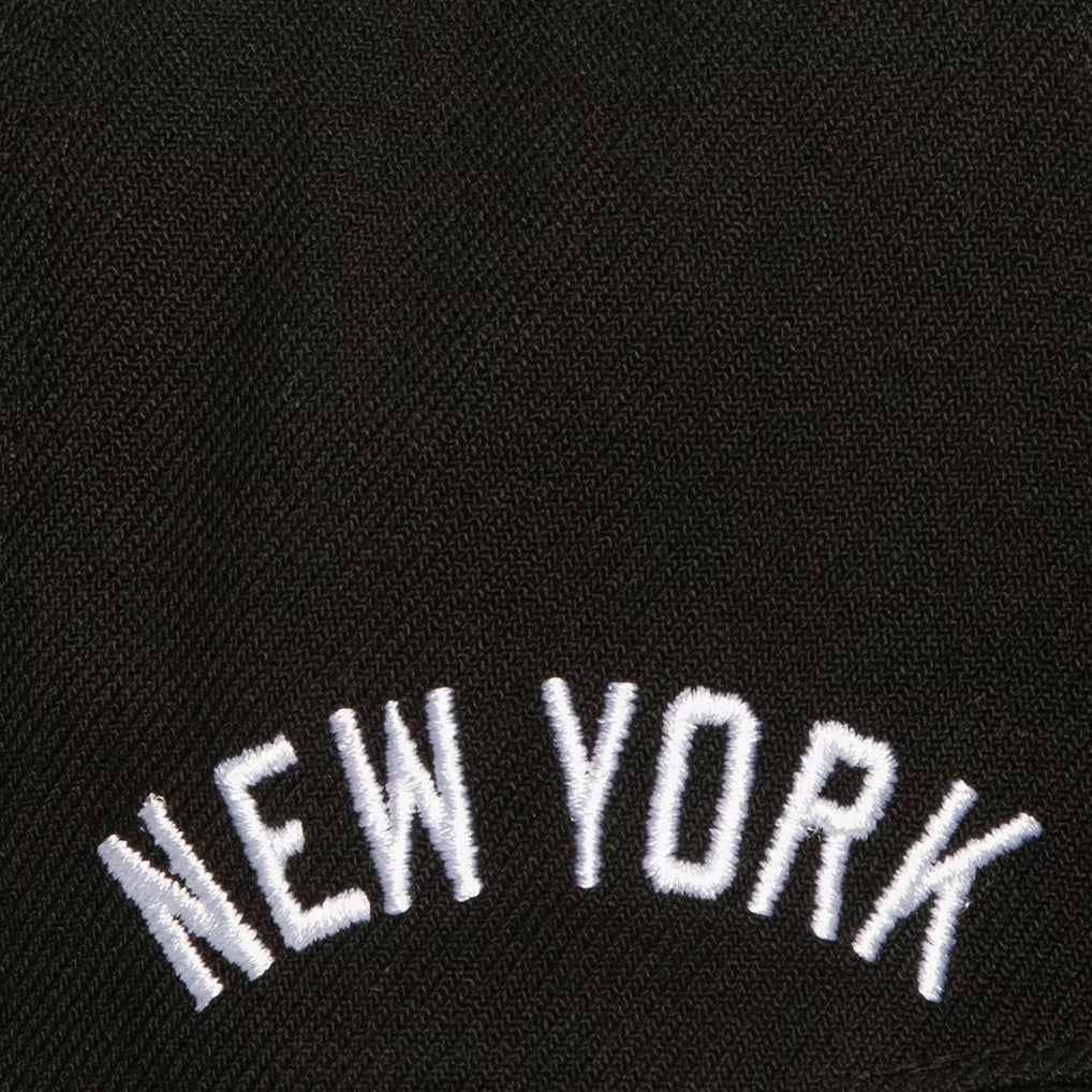 HS8544 - Black/White New York Yankees Evergreen OG Snapback Hat