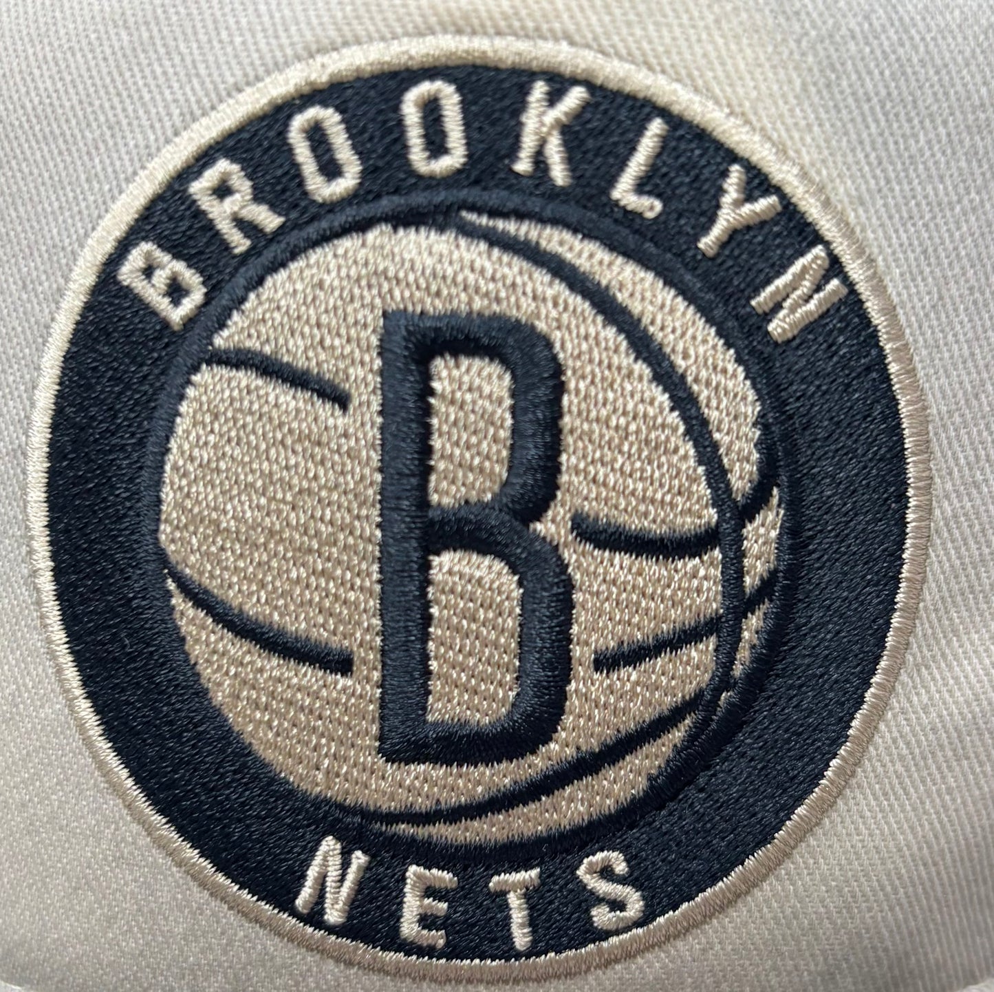 HM18934 - Brooklyn Nets Cream/Black Caddy Adjustable Hat
