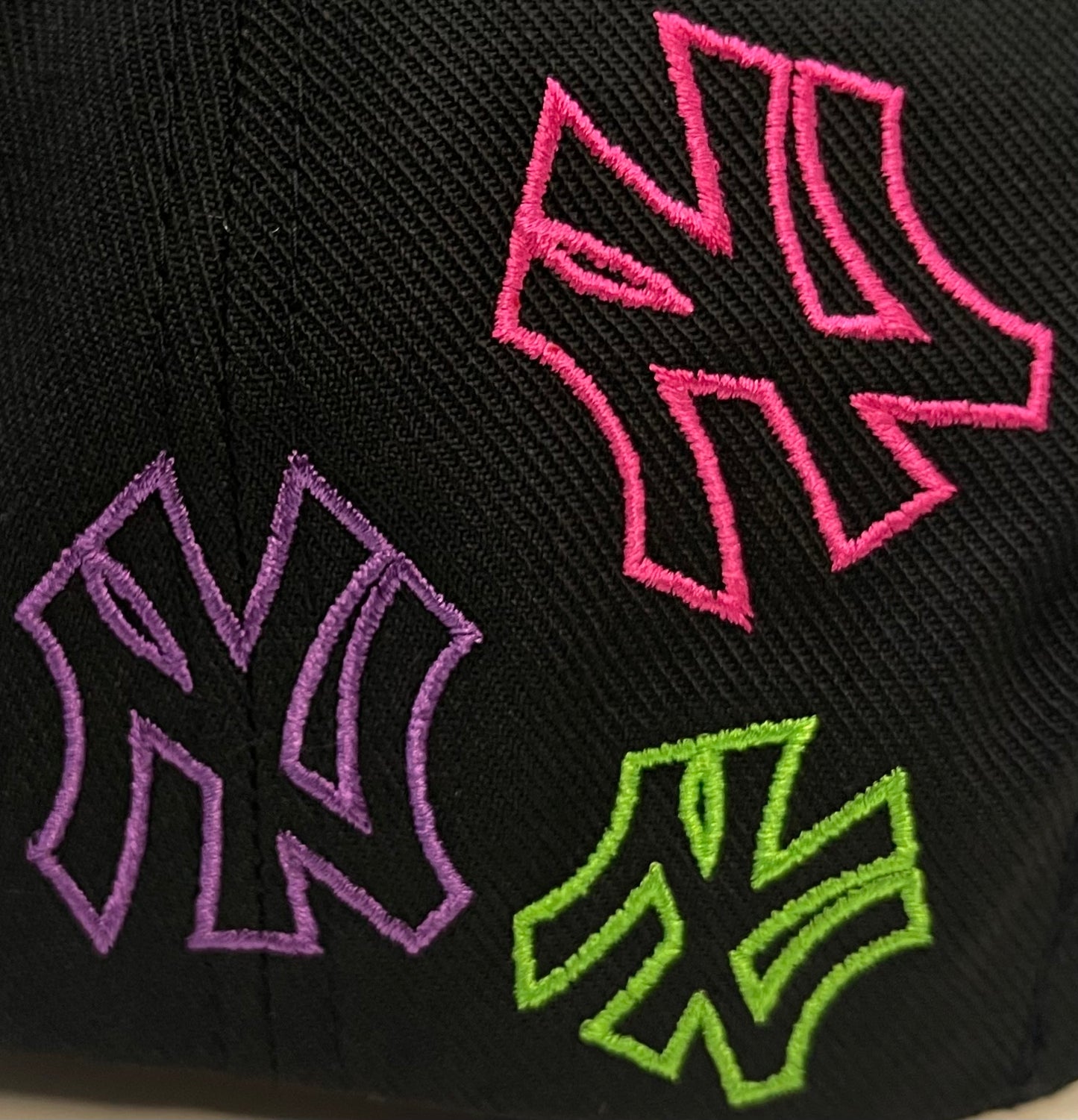 HP18022 - New York Yankees Black/White Neon Pro Pinch-Fit Snapback