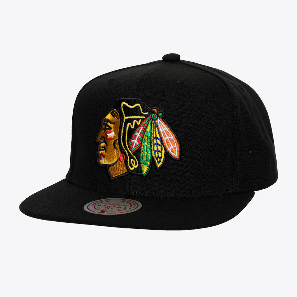 HHSS6743 - Chicago Blackhawks Black Top Spot Snapback Hat