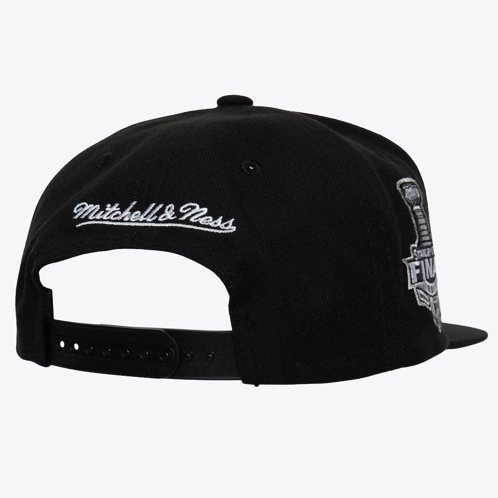 HHSS6743 - Chicago Blackhawks Black Top Spot Snapback Hat